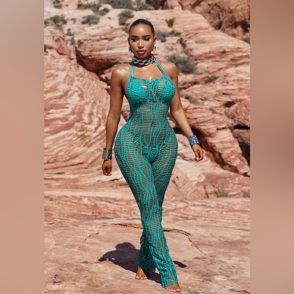 Matte Collection Set w/Cover Up - Picture 6 of 6